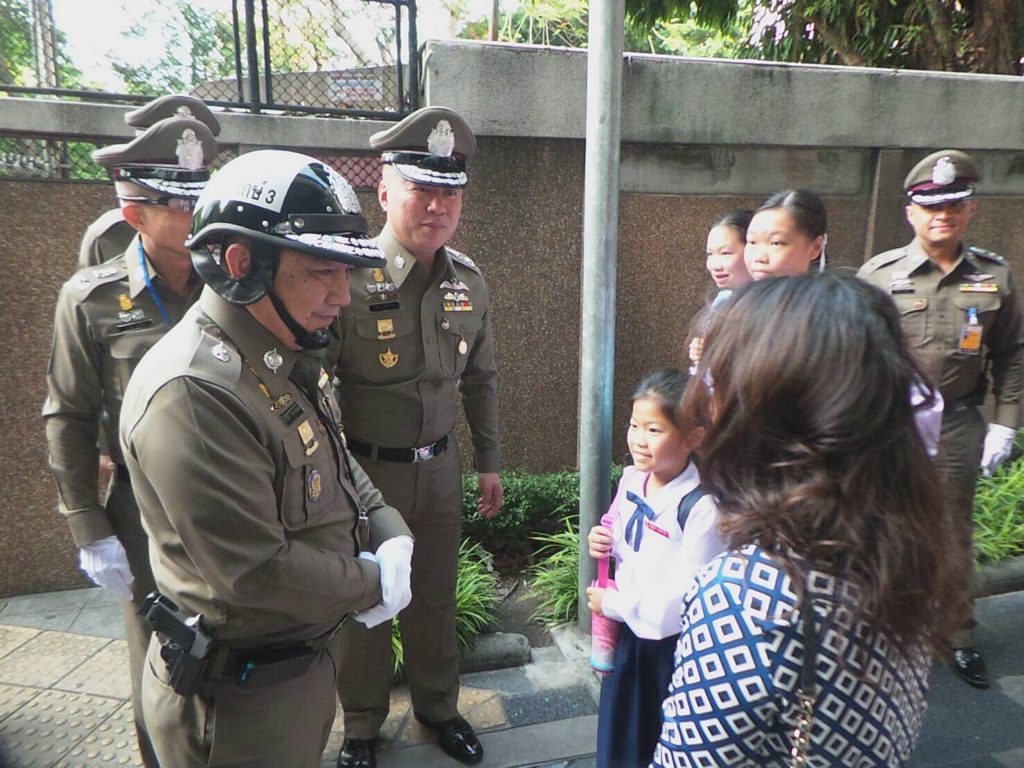 “ศรีวราห์” สวมบท ตร.จราจร เป่านกหวีด-โบกรถ จี้ทุกท้องที่ดูแลประชาชนรับเปิดเทอมวันแรก
