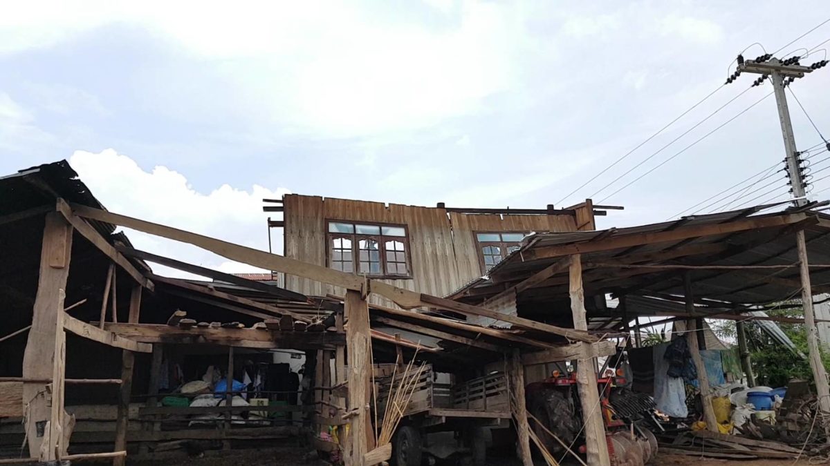 อ่วม! พายุฤดูร้อนถล่มบัวใหญ่ โคราช บ้านปชช.พังเสียหาย กว่า 30 หลังคาเรือน