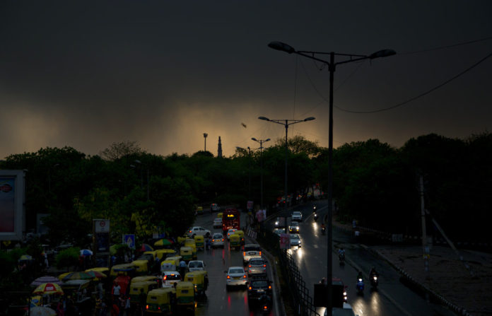 ยอดเสียชีวิตรวมเกิน 200 ศพแล้ว หลังพายุฝุ่น-พายุฝนถล่มอินเดียอีกระลอก