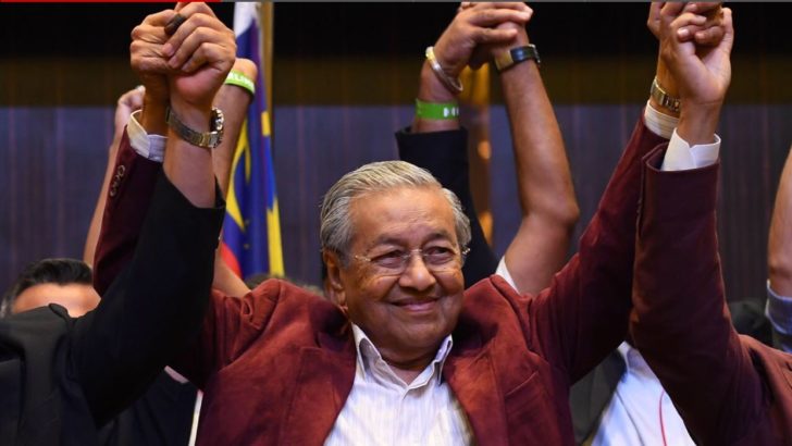 ฝ่ายค้านมาเลเซียชนะเลือกตั้งครั้งแรกรอบ61ปี “มหาธีร์”เตรียมสาบานตนวันนี้