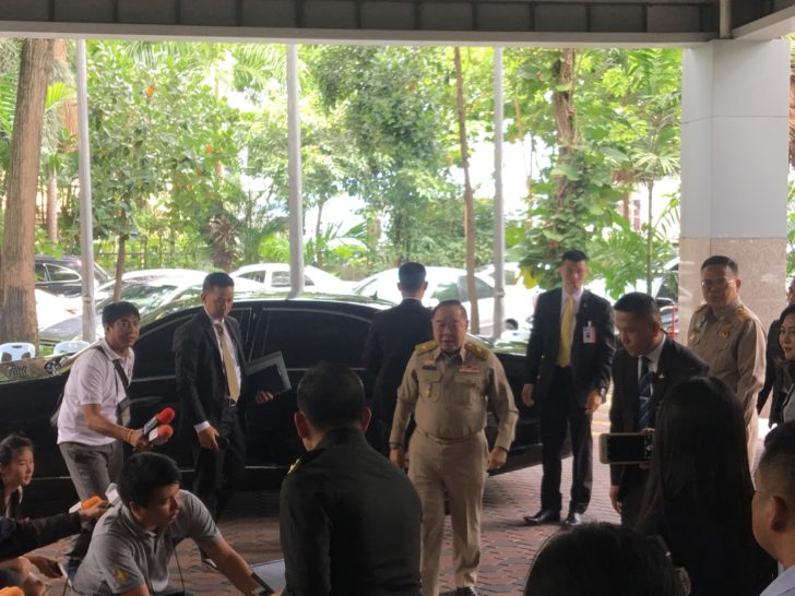 “ประวิตร” สั่งแก้ไฟใต้ให้สงบ ลั่นคุมม็อบอยากเลือกตั้งอยู่ รับมีฮาร์ดคอร์เสื้อแดงป่วนสร้างสถานการณ์