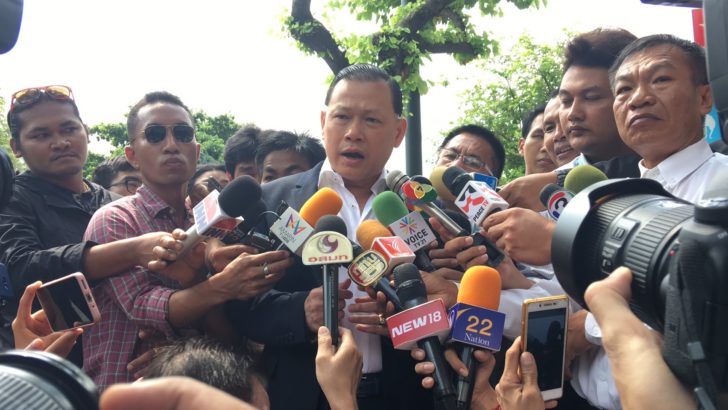 ‘สันธนะ’ บุกทำเนียบขอพบ ‘บิ๊กตู่’ ยื่นเอกสารสำคัญชี้คนในรัฐบาลทุจริต