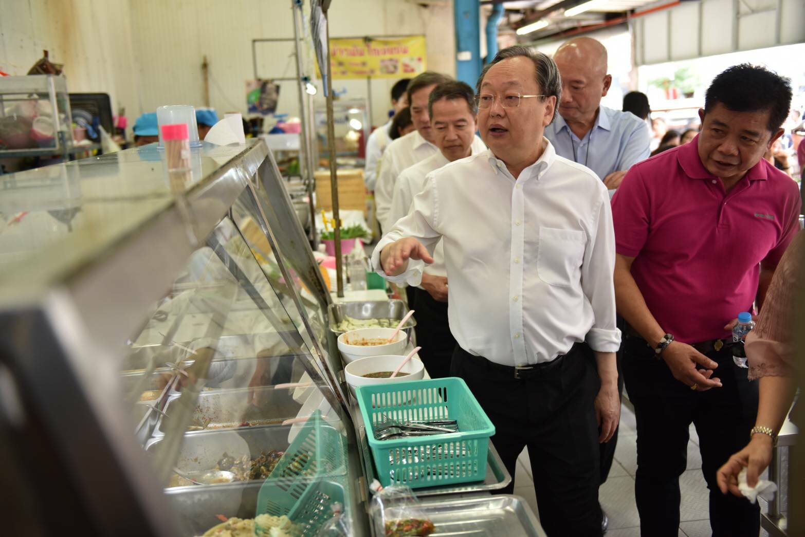 สนธิรัตน์ลงพื้นที่ ตรวจสอบราคาอาหารปรุงสำเร็จ สินค้าอุปโภคบริโภค
