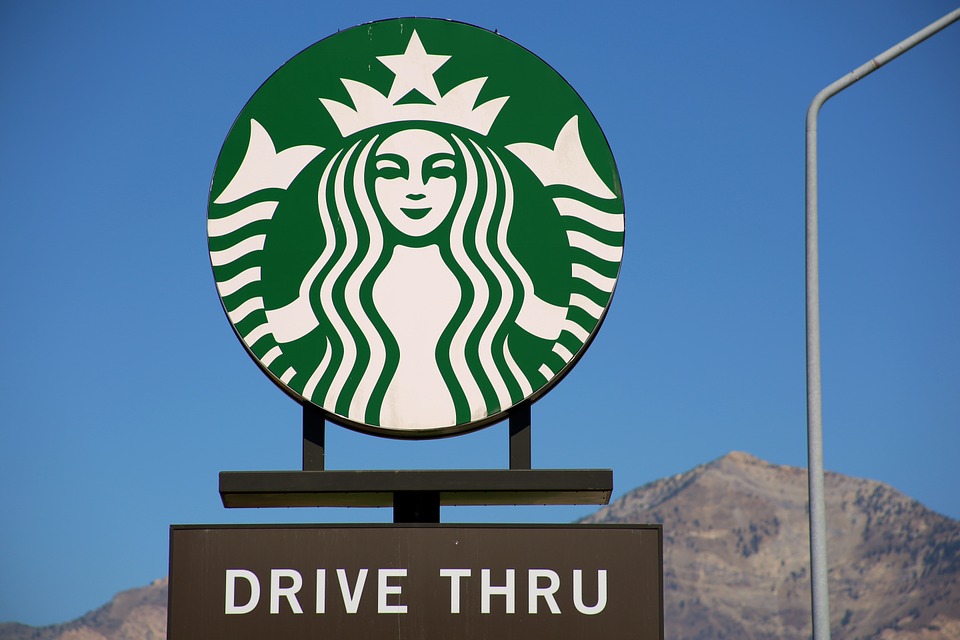 “สตาร์บัคส์” ปิดร้านชั่วคราวกว่า 8,000 สาขา อบรมพนักงาน หลังกรณีจับกุมชายผิวสี