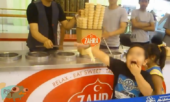 พพพพ คนดูกว่า 2 ล้าน! หนูน้อยหัวเสีย หลังเจอพ่อค้าไอติมตุรกีเล่นท่ายาก ไม่ยอมให้กินซักที