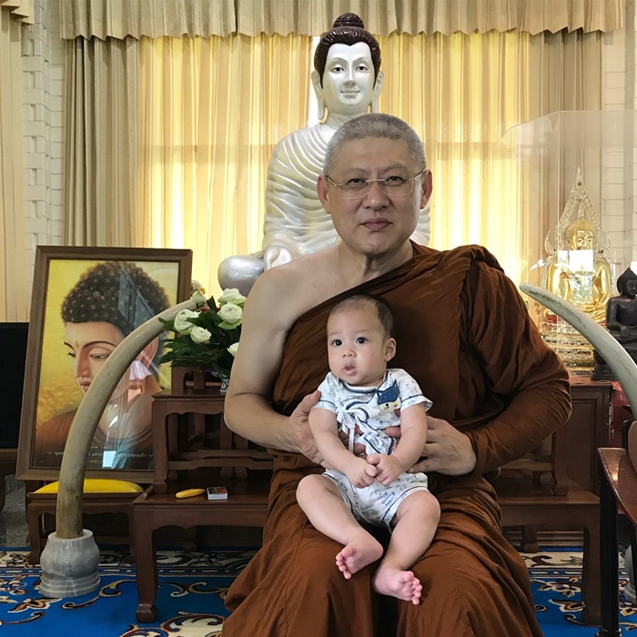 ‘หมวย อริสรา’เผยภาพพาลูกชายกราบหลวงลุง’สรยุทธ’
