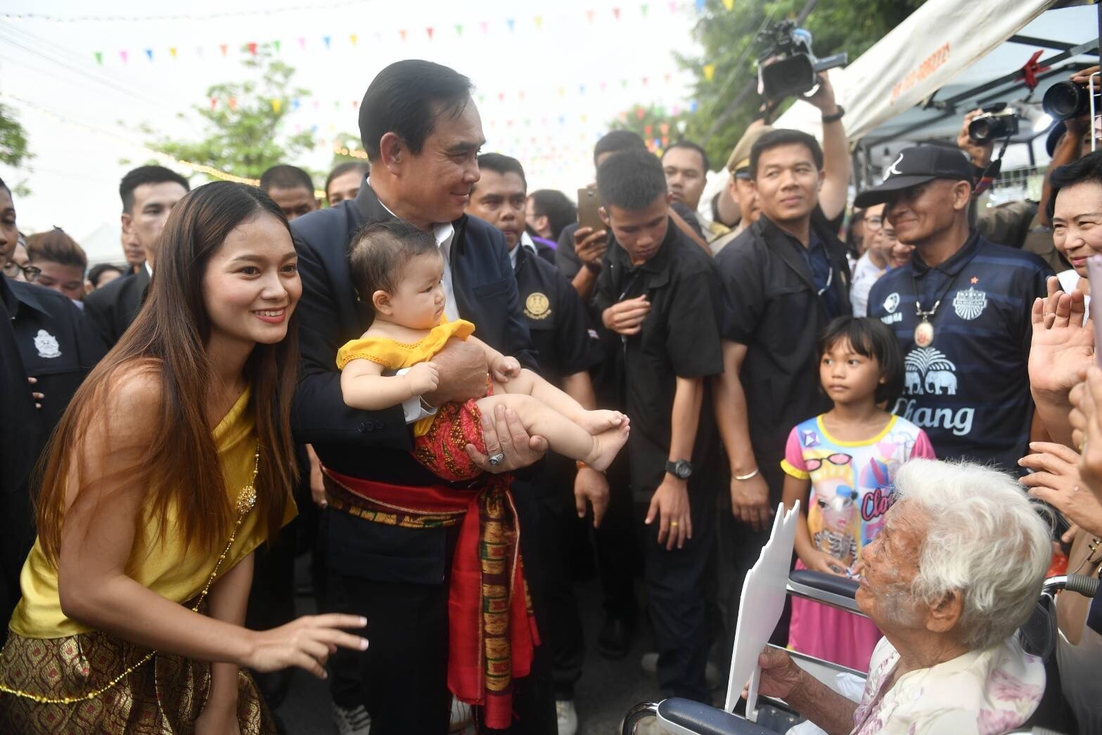 “นายกฯ” ลงพื้นที่เยี่ยมชม “ถนนคนเดินเซราะกราว” พร้อมพบปะทักทายผู้ประกอบการ-ปชช.
