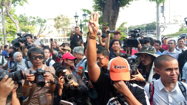 คสช. ขอกลุ่มคนอยากเลือกตั้ง อย่าเคลื่อนขบวนมาทำเนียบ กลัวเหตุปะทะ แจงเหตุแจ้งความ ‘เพื่อไทย’