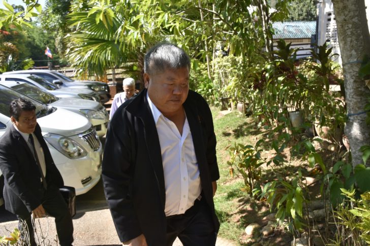 “เปรมชัย” พร้อมพวก ถึงศาลทองผาภูมิ พร้อมรับวันนัดสืบพยาน หลังจำเลยทั้ง 4 ปฏิเสธทุกข้อหา