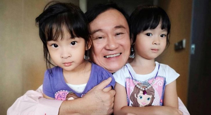‘เอม พินทองทา’ ขึ้นไอจีรูป ‘ทักษิณ’ ชื่นมื่นกอดหลานแฝดที่สิงคโปร์