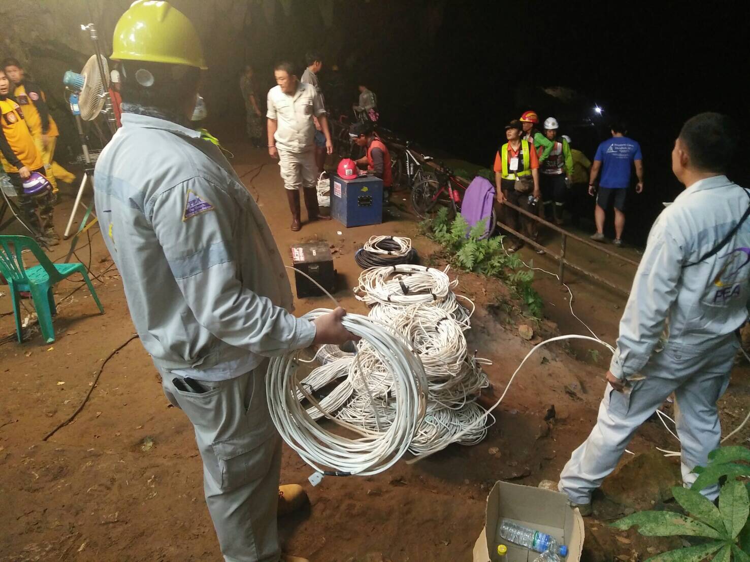 หน่วยซีลพบร่องรอยผู้สูญหายในถ้ำหลวง ลำเลียงอาหาร-ยาช่วยเหลือ