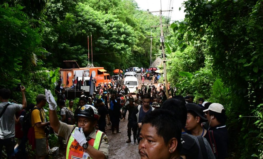 เกิดกระแสไฟฟ้ารั่วในถ้ำหลวง จนท.เจ็บสาหัส 1 ราย