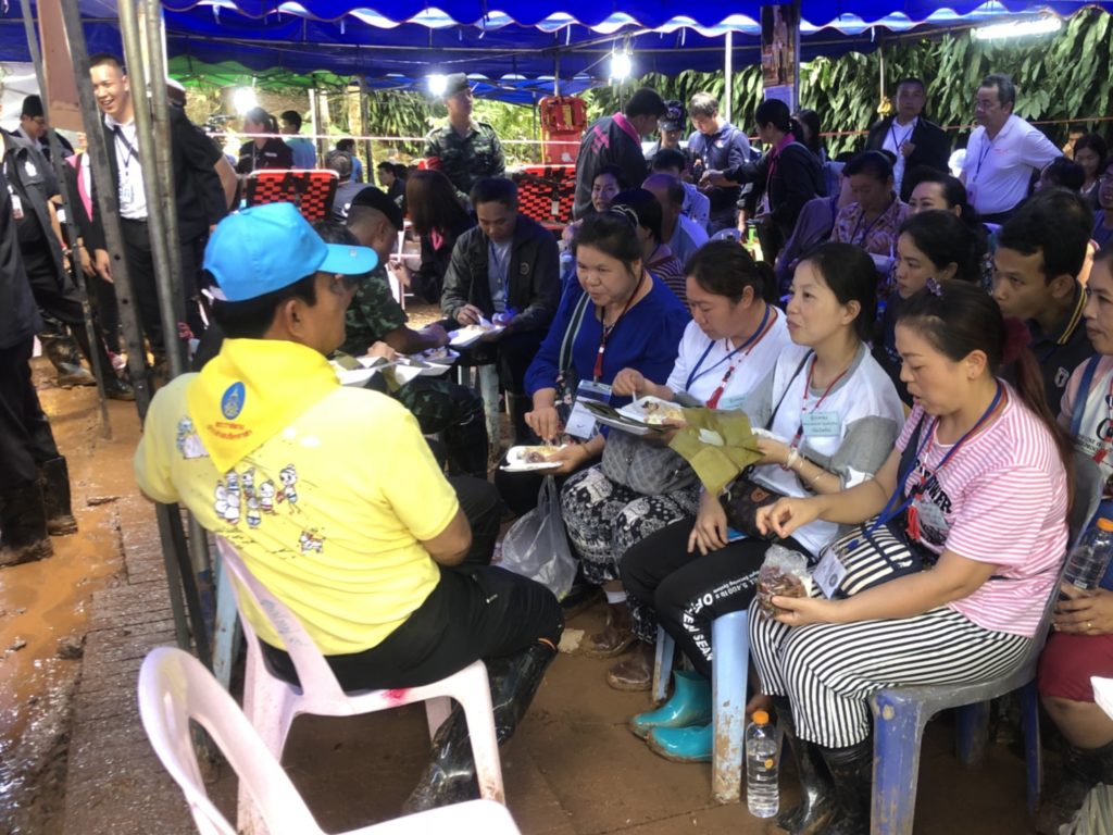 นายกฯ กินข้าวร่วมครอบครัว-จนท.ปฏิบัติการช่วยเหลือเด็ก 13 คน