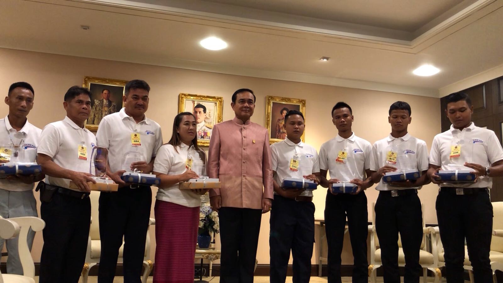 “บิ๊กตู่” มอบโล่เกียรติคุณ 8 พลเมืองดี ชื่นชมช่วยเหยื่อรถโดนไฟลุกท่วม