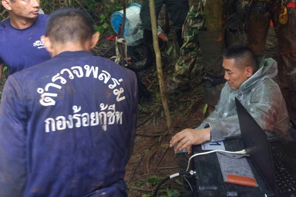 ทีมผบ.ตร. เจอโพรง ส่งพลร่มติดกล้องโรยตัวลงไปเดินได้ คาดโถงถ้ำหลวง