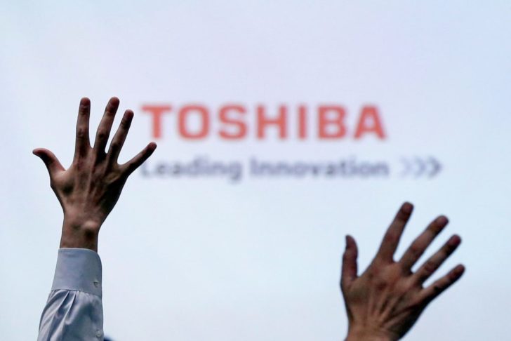 FILE PHOTO: Reporters raise their hands for a question during a news conference by Toshiba Corp CEO Satoshi Tsunakawa at the company headquarters in Tokyo เกินคาด! “โตชิบา” ทุ่มงบซื้อคืนหุ้นกว่า 6.3 พันล้านดอลล์ ทำหุ้นบริษัทเพิ่มขึ้น 11 เปอร์เซ็นต์