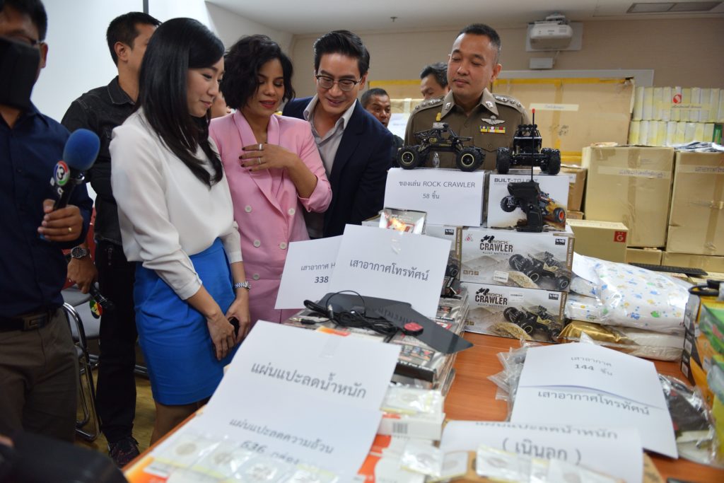กองปราบฯ แถลงยึดสินค้าต่ำมาตรฐานเกือบ13,000ชิ้น “หมอโอ๊ค-โอปอล์” ลั่นเอาเรื่องถึงที่สุด