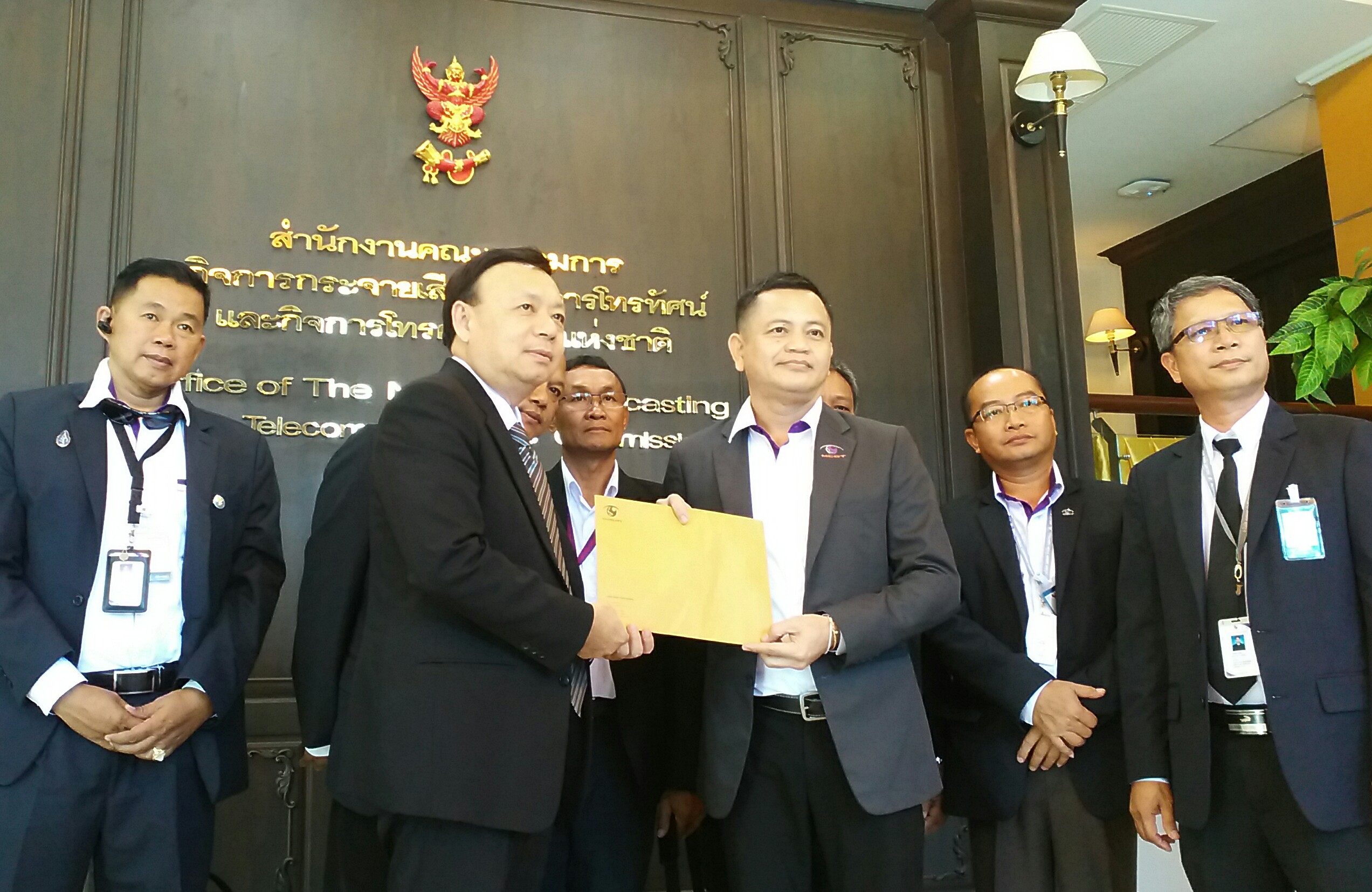 สหภาพ “อสมท” ยื่นหนังสือร้อง “กสทช.” ป้องกันช่องทีวีย้ายMUX หนีจอดำ ชักดาบค่าเช่า