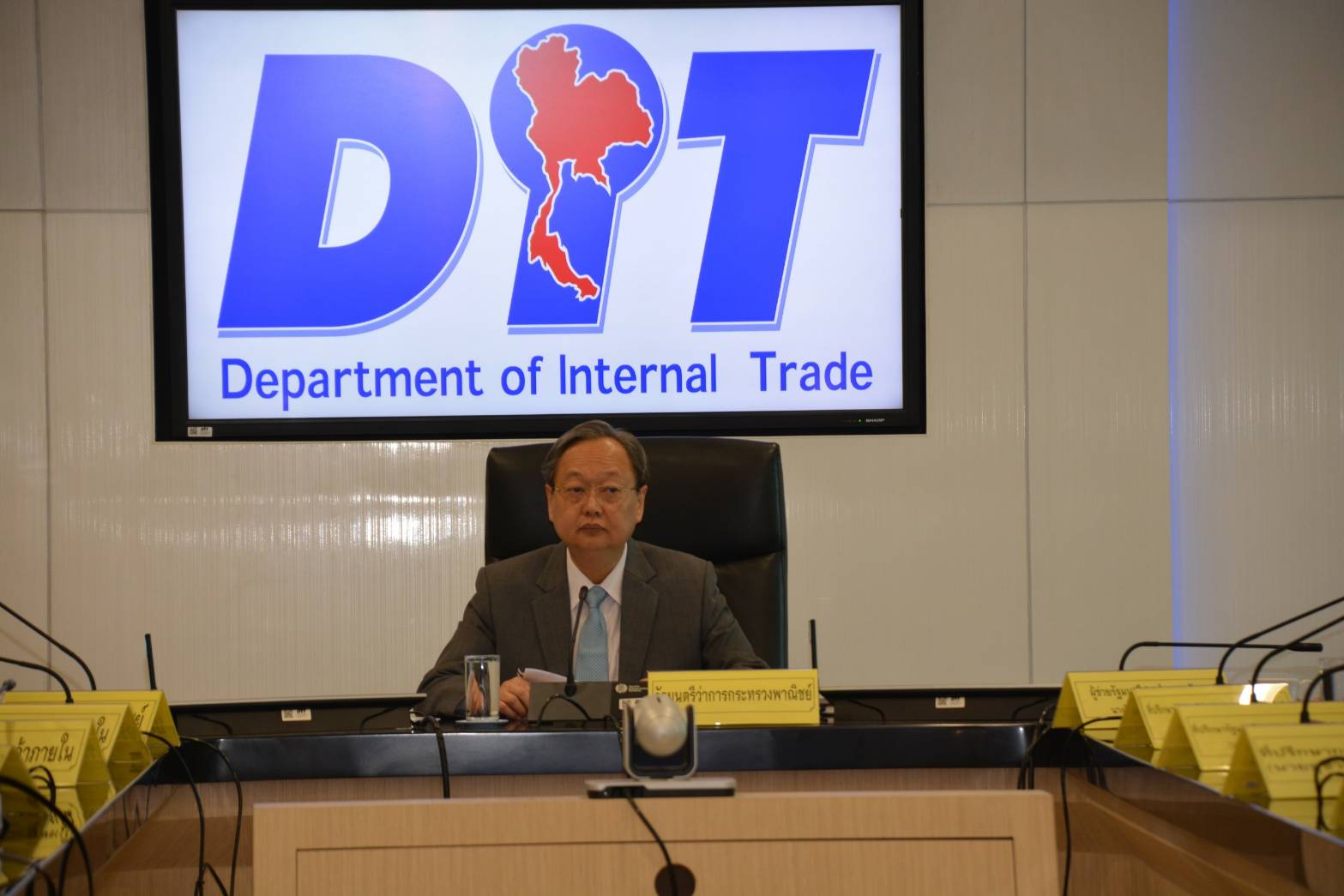 “สนธิรัตน์” เผยหลังประชุม นบขพ. มติเห็นชอบให้คงนำเข้าข้าวสาลี 1 ต่อ 3