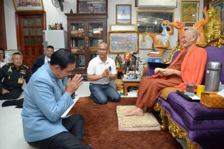 “บิ๊กตู่” กราบหลวงปู่ลี นครสวรรค์ ก่อนประชุม ครม.สัญจร