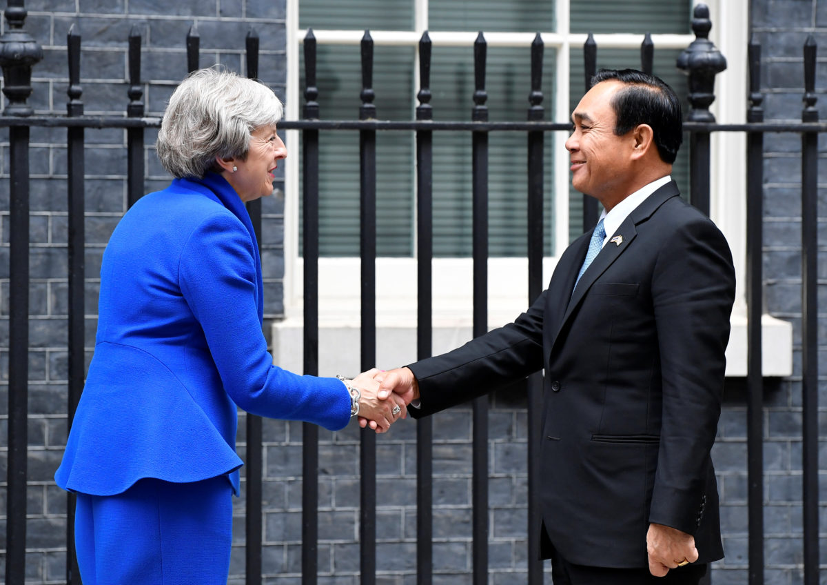 สื่อต่างประเทศเผยภาพ “เทเรซา เมย์” ต้อนรับ “บิ๊กตู่” เยือนอังกฤษ