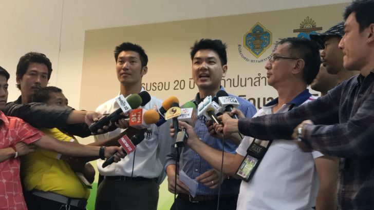 “ธนาธร-ปิยบุตร” หอบเอกสารชื่อสมาชิกจดจัดตั้งพรรค “อนาคตใหม่” ชี้ไร้เหตุไม่ปลดล็อก