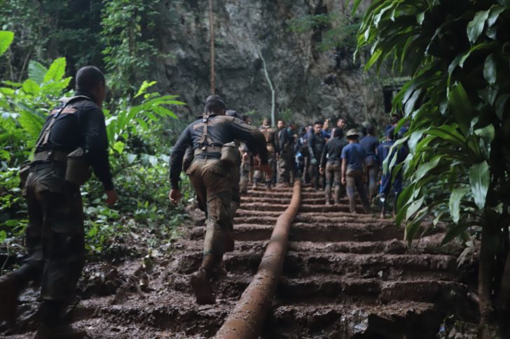 ฝนกระหน่ำแม่สายทั้งคืน น้ำทะลักถ้ำหลวง ซีลถอนกำลังชั่วคราว ลุ้นเข้าใหม่ช่วย 13 ชีวิตเช้านี้