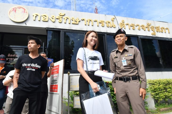คนอยากเลือกตั้งบุกสภาฯ ค้าน สนช.ผ่านยุทธศาสตร์ชาติฉบับ คสช. ลั่นไม่ยึดโยงปชช.