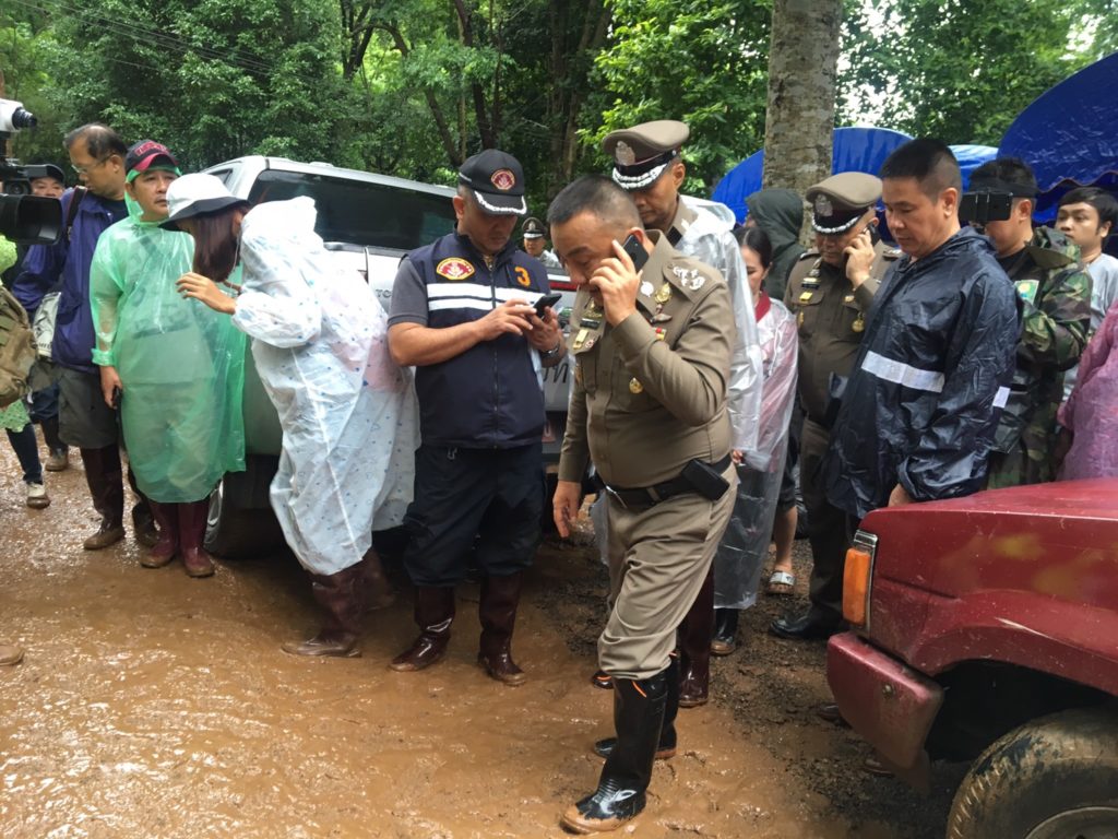 “ศรีวราห์” ลงพื้นที่ถ้ำหลวงช่วยเด็กๆทีมหมูป่า ด้านพระสงฆ์นำสวดมนต์ให้กำลังใจญาติคลายเศร้า