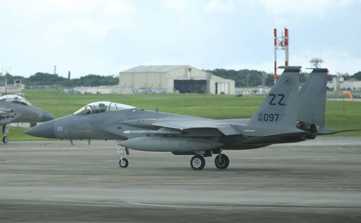 JAPAN-US-OKINAWA-ARMAMENT-DEFENCE-DIPLOMACY-ACCIDENT-MILITARY รอดหวุดหวิด! บินขับไล่เอฟ-15 มะกันตกนอกชายฝั่งเกาะโอกินาวา โชคดีนักบินดีดตัวหนีทัน