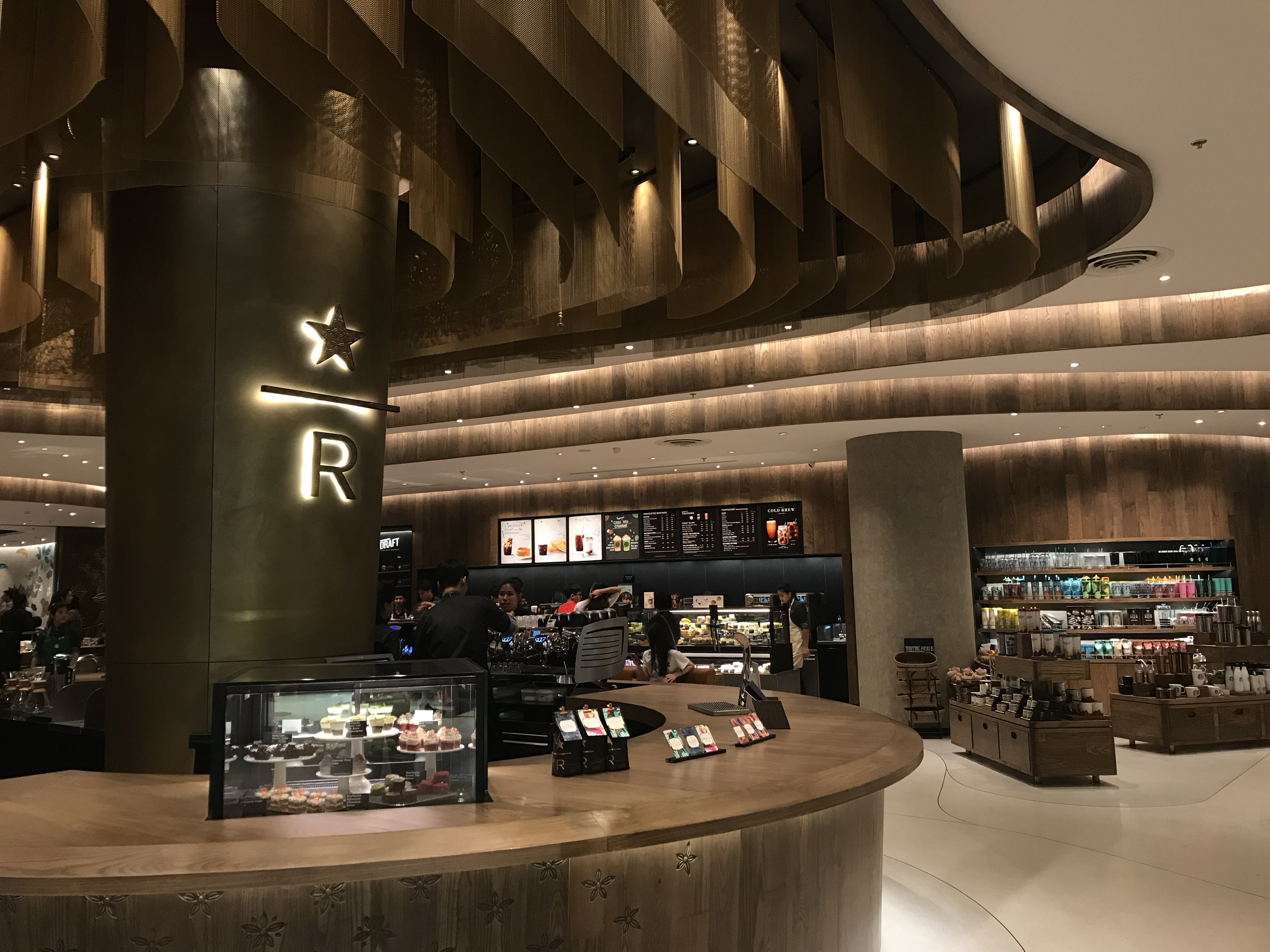 ใหญ่ที่สุดในไทย! “Starbucks Draft” สาขาแรกในเอเชีย… ไม่ได้มีแค่ไนโตร โคลด์ บรูว์