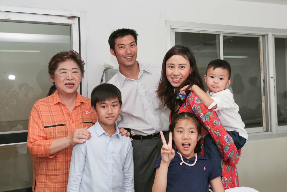 “สมพร-รวิพรรณ” ชู “ธนาธร” สีจิ้นผิ้ง เมืองไทย ห่วง “กระทบผู้ใหญ่ เราก็ตาย”