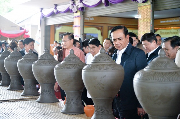 “บิ๊กตู่” เยี่ยมพิพิธภัณฑ์-นั่งรถไถ ชมแปลงนา ชวนเกษตรกร เข้าโครงการประกันยุ้งฉาง