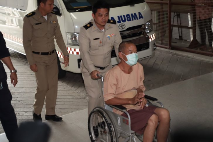 เบิกตัวอดีต “พุทธะอิสระ” นั่งรถเข็นมาศาล นัดตรวจหลักฐานคดีกบฎ