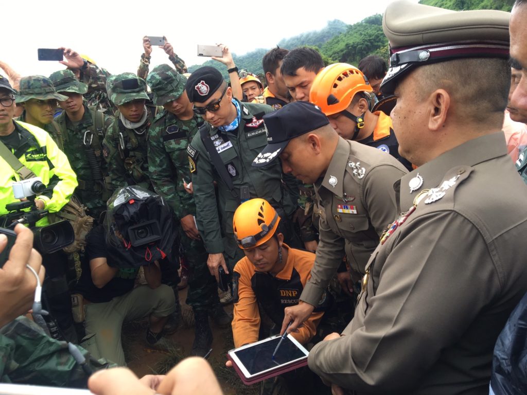 ตำรวจนำผู้เชี่ยวชาญฝรั่งลุยต่อ วันแรกค้นหา”เลี้ยวขวา”จากจุดพบรองเท้า”ทีมหมูป่า”