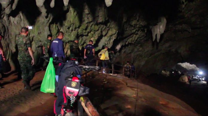หน่วยซีลหยุดค้นหา 13 ชีวิตชั่วคราว หลังฝนตก-น้ำท่วมปิดปากถ้ำหลวง