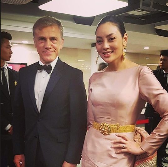 ตั๊ก บงกช โชว์ชุดจากผ้าไทยบนพรมแดงที่จีน งง!เจอคนไทยในงานด้วยกันเชิดใส่