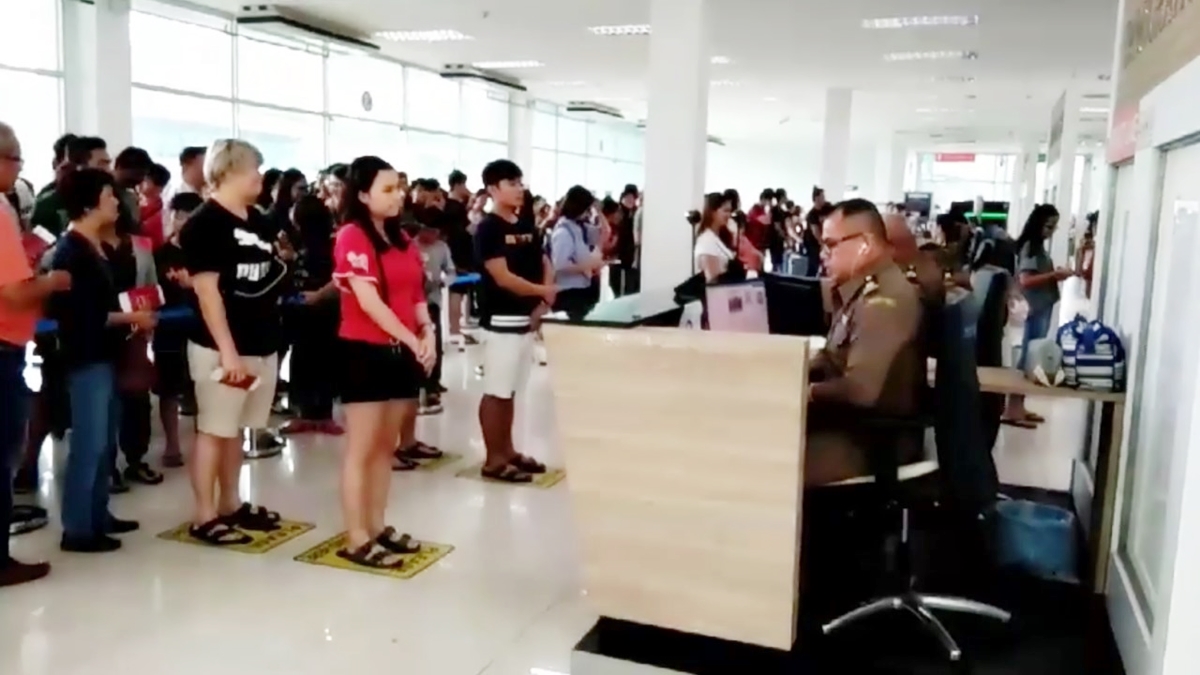 ชาวไทยมุสลิมแห่เที่ยวสงขลาช่วงวันฮารีรายอ ด่านพรมแดนสะเดา นทท.ทะลัก 1.3 หมื่นคน