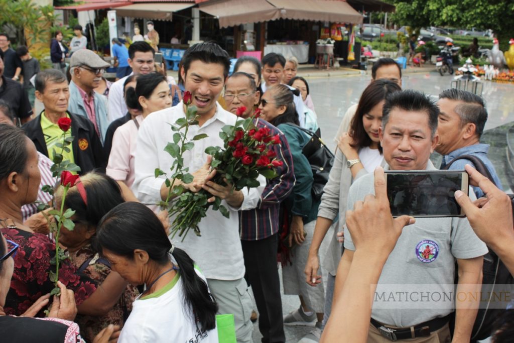“ธนาธร” พร้อมสมาชิกพรรคเยือนอุตรดิตถ์ ปชช.แห่ให้กำลังใจจำนวนมาก