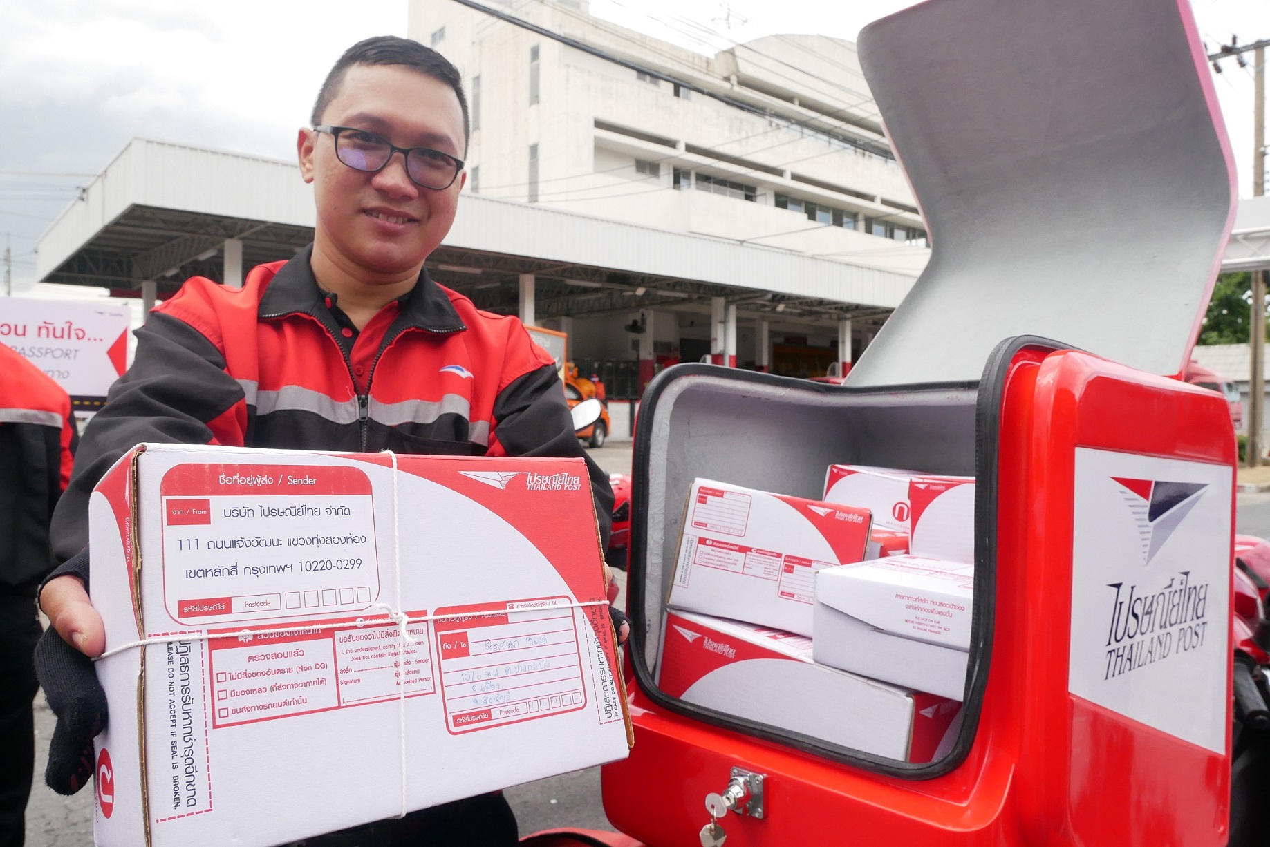 ไปรษณีย์รับอีคอมเมิร์ซบูมจัด”รถนำจ่าย” ติดกล่องไฟเบอร์กลาสป้องกันพัสดุเสียหาย