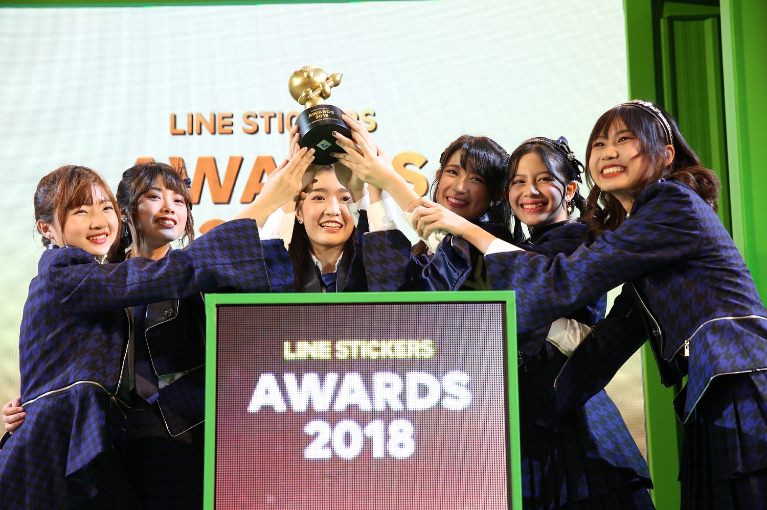 BNK48 ควงแก๊งบุพเพฯ รับรางวัล“LINE STICKERS AWARDS 2018” หลังยอดโหลดถล่มทลายขึ้นอันดับ 1