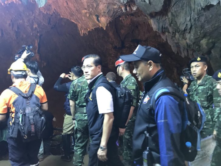 “วีระศักดิ์” ห่วงเด็กติดถ้ำรุดติดตามสถานการณ์-ให้กำลังใจเจ้าหน้าที่