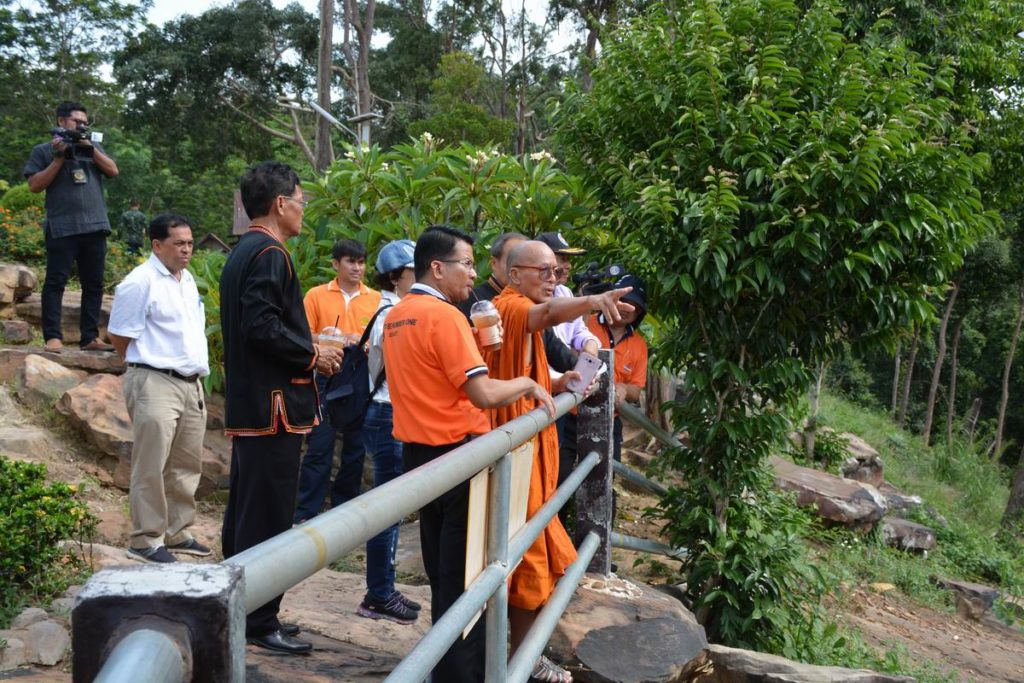 แห่งแรกของอีสานใต้! มูลนิธิหลวงปู่สรวงทุ่มงบ 30 ล้าน สร้างสกายวอล์คหน้าผา “พญากูปรี”
