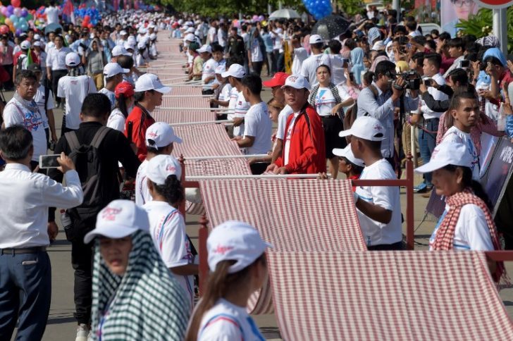 CAMBODIA-CULTURE-POLITICS ‘กัมพูชา’ ทำสถิติ ‘กินเนสบุ๊ก’ ทอผ้าพันคอยาวที่สุดในโลก 1.1 กิโลเมตร