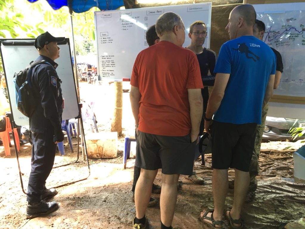 ยังไม่กลับ! “ทีมดำน้ำอังกฤษ” ลงพื้นที่ถ้ำหลวง วางแผนเข้าปฏิบัติการอีกครั้ง
