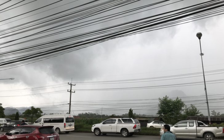 ฝนมาแล้ว! ตกกระหน่ำถ้ำหลวง อุปสรรคช่วยทีมหมูป่าปรับแผนไม่ใช้ฮ. พาขึ้นรถไปรพ.