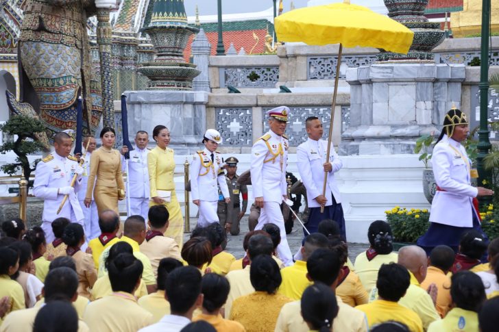 “ในหลวง” เสด็จฯทรงเปลี่ยนเครื่องทรงพระแก้วมรกต วัดพระศรีรัตนศาสดาราม