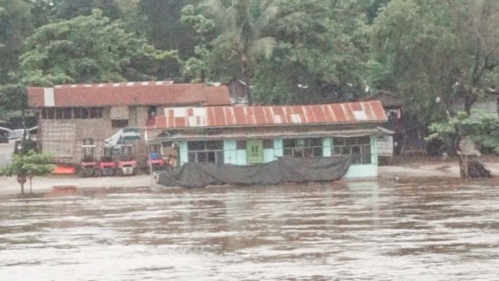 ฝนถล่มชายแดนแม่สอด ทำแม่น้ำเมยใกล้ล้นตลิ่ง กระทบขนส่งสินค้า-เรือโดยสารข้ามฝั่งเมียนมา