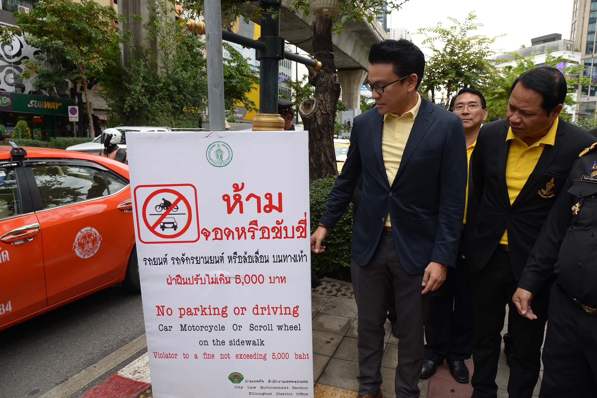 กทม.ดีเดย์ตั้งโต๊ะ 115 จุด “จับปรับ” จอด-ขับขี่บนทางเท้าทั่วกรุง เริ่มต้น 500 บาท