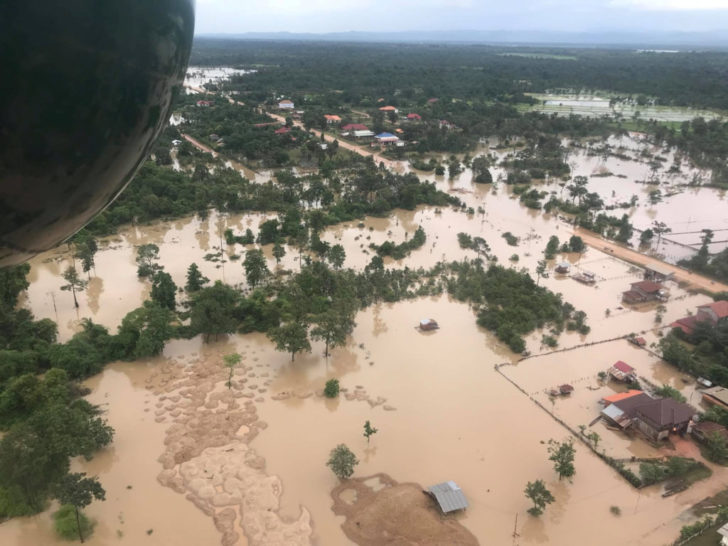 Aerial view shows the flooded area after a dam collapsed in Attapeu province รวมแบงก์ไทยเปิดรับ “บริจาค” ช่วยผู้ประสบภัยน้ำท่วม “ลาว” เว้นค่าธรรมเนียมการโอน